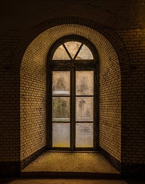 Alter Urbex-Fensterrahmen von Michel Knikker