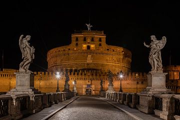 Castel Sant'Angelo (Engelsburg) im schönen Rom bei Nacht fotografiert. von Jaap van den Berg