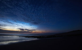 Leuchtende Nachtwolken auf Vlieland.