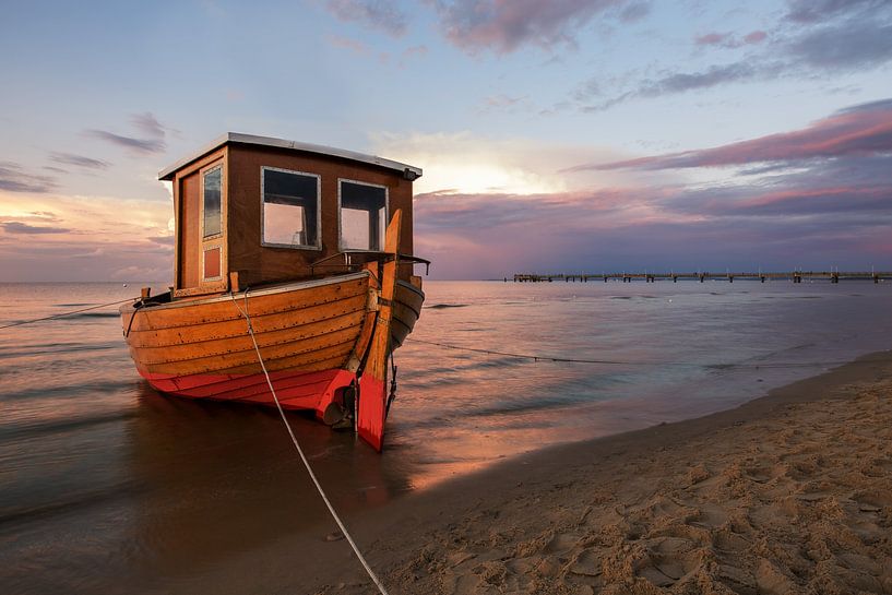 Fischerboot am Strand von Usedom von Sergej Nickel