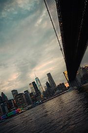 Magische metropool: de skyline van New York en de Brooklyn Bridge bij zonsondergang van NZME Photography