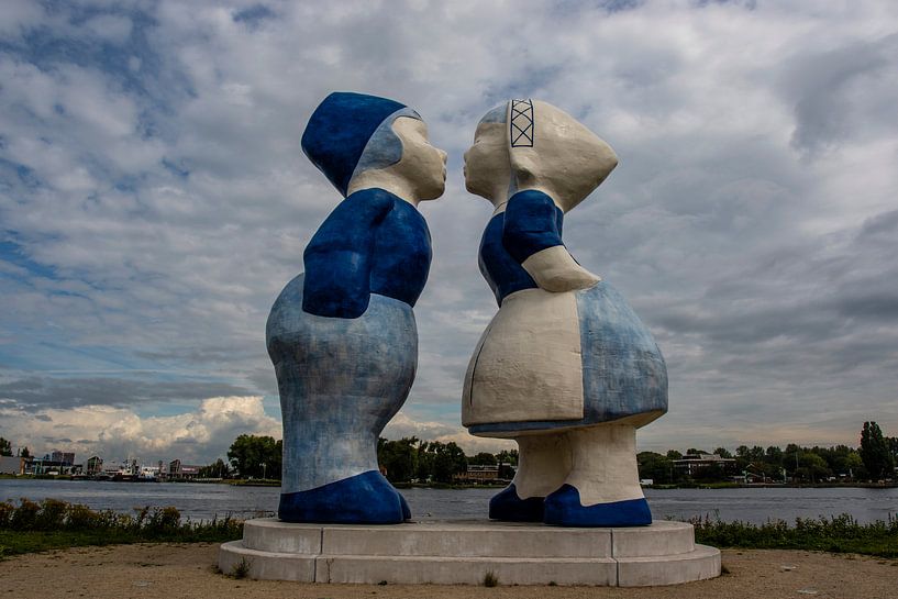 Kissing couple XXXL in Westpoort - Amsterdam - Netherlands by WorldWidePhotoWeb