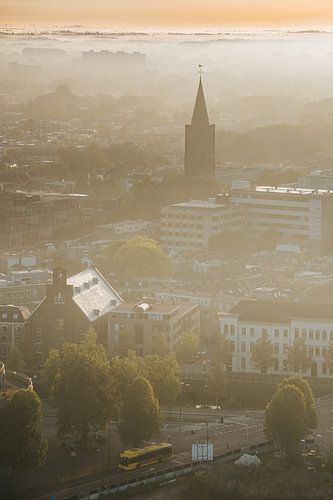 Vroege bus in ontwakend Utrecht