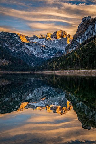 L'incandescence des Alpes sur le Dachstein, près du lac Vorderen Gosausee
