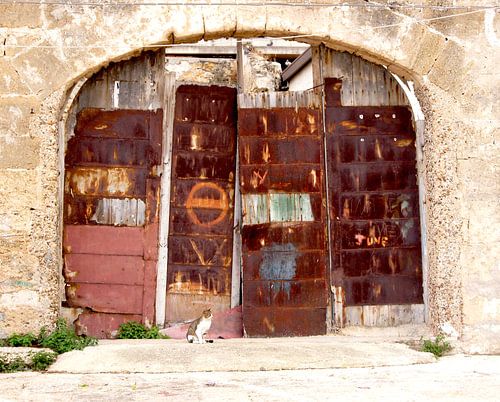 Verroeste deuren in verlaten Tonnara