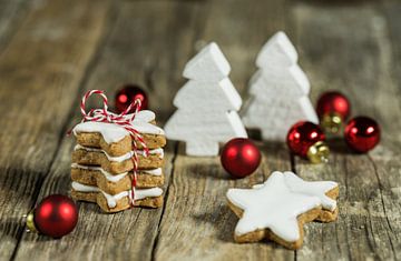 Composition avec des biscuits en forme d'étoile et des décorations de Noël rouges et blanches. sur Alex Winter