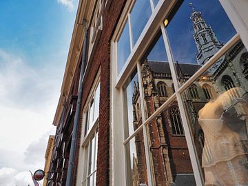 Reflectie kerktoren Haarlem van Atelier Liesjes
