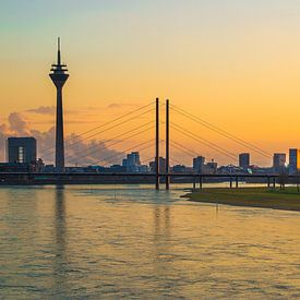 Rijntoren en Rheinkniebrug Düsseldorf van Max Nicolai