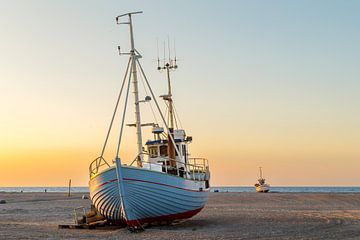 Visserboten op het Deense strand bij zonsondergang. van Menno Schaefer