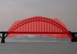 Die Waalbrücke (rot) von Edwin Arendts