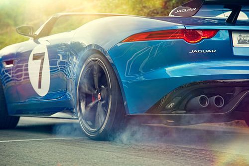 Jaguar Project 7 sportscar met slippende banden