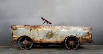 Antique pedal car by Peter Bartelings