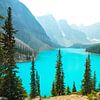 Helder turquoise water op een rokerige dag bij Moraine Lake in Banff National Park, Canada van Leo Schindzielorz