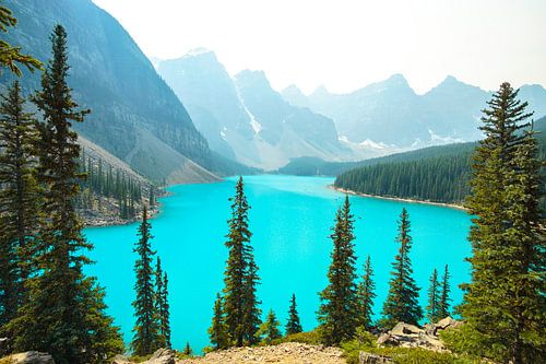 Helder turquoise water op een rokerige dag bij Moraine Lake in Banff National Park, Canada