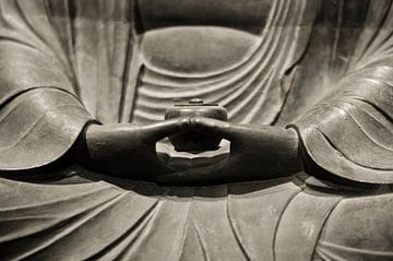 Handen van mediterend Buddha beeld in sepia van Rob van Keulen