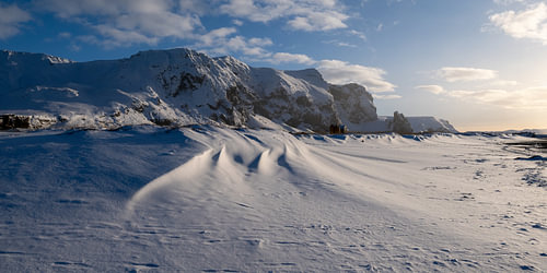 Black Beach, Island, im Winter.