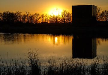 Mysterieuze kubus bij zonsondergang. van Stefan Peys