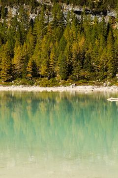 Reflectie in Lago di Sorapis van Nina Strategier