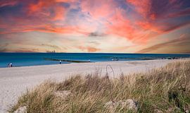 Coucher de soleil sur la plage de la mer Baltique à Warnemünde, Allemagne sur Animaflora PicsStock