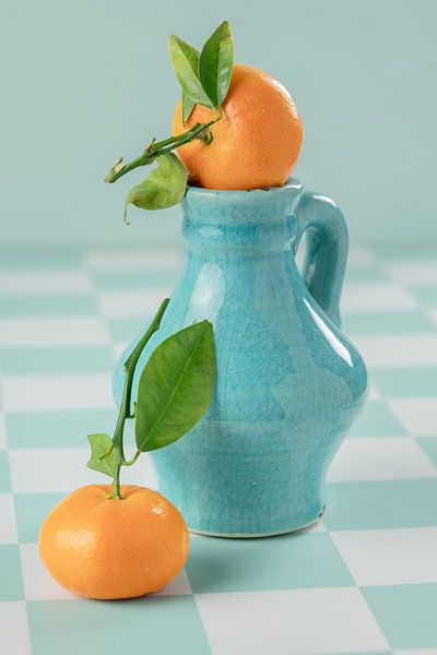 Nature morte 'Mandarines avec un vase bleu'. par Willy Sengers