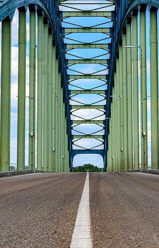 Vieux IJsselbrug sur la rivière IJssel entre Zwolle et Hattem