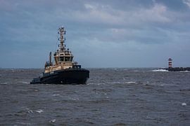 Tugboat on a rough sea near IJmuiden by scheepskijkerhavenfotografie
