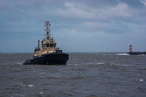 Sleepboot op een ruige zee bij IJmuiden