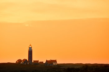 Vuurtoren van het eiland Texel tijdens zonsondergang