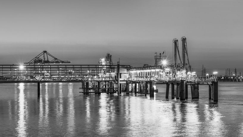 Beleuchtete Pier in einem bunten Sonnenuntergang, Hafen von Antwerpen 2 von Tony Vingerhoets