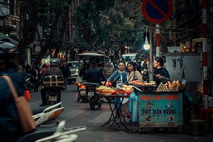 Straatleven in Hanoi Vietnam. van Ron van der Stappen