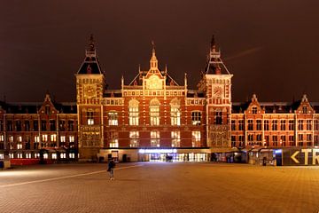 Centraal station in Amsterdam bij avond in Nederland van Eye on You
