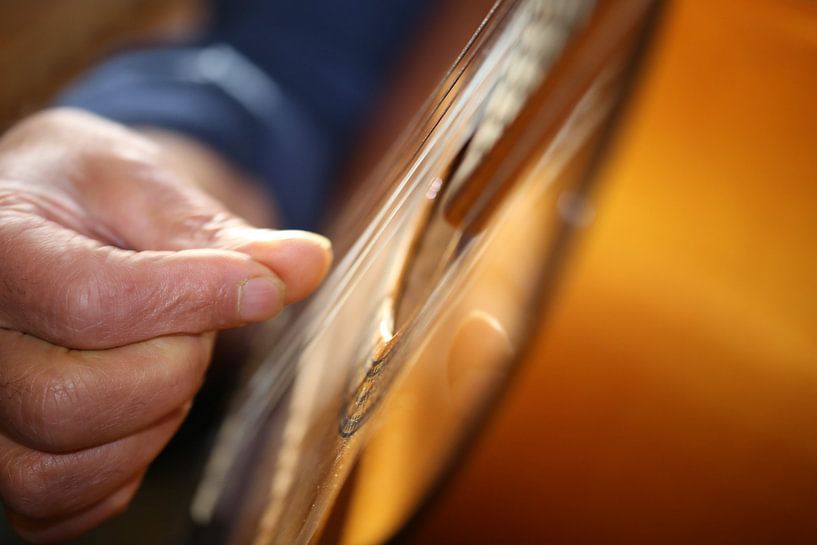 Musiker spielt auf der Gitarre (Symbolbild) von Udo Herrmann