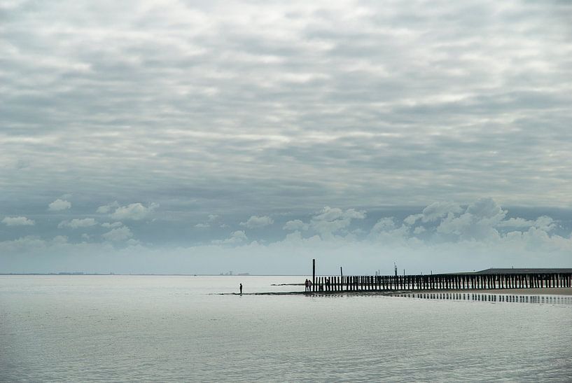 Strandhoofd met wolken van Edwin van Amstel