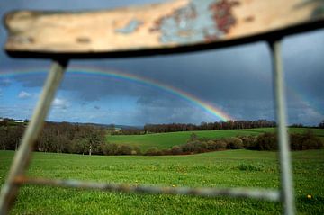 Regenboog boven Frans landschap van Blond Beeld