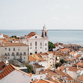 Ansicht einer Kirche mit dem Meer im Hintergrund in Lissabon von Myrthe Slootjes