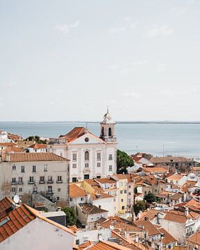 Ansicht einer Kirche mit dem Meer im Hintergrund in Lissabon