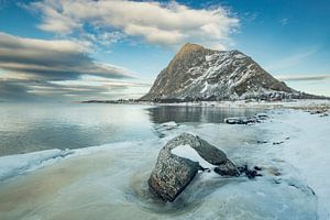 Winterlandschaft der Lofoten auf der Insel Gimsøya im Winter