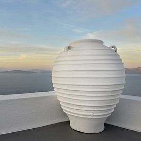 White vase Santorini by Anjo Kan