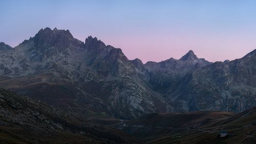 Panoramo tijdens het blauwe uur met mooi roze licht achter de bergen van de Franse Alpen.