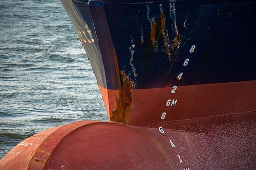 Schepen in de haven afgemeerd aan de kade.