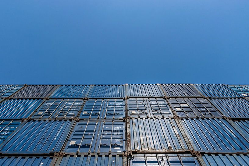 Mooie blauwe zeecontainers gestapeld tegen een mooie heldere blauwe lucht van Patrick Verhoef