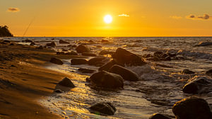 Felsen auf Rügen am Strand bei Sonnenuntergang am Kap Arkona