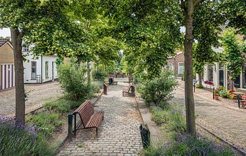 Kleiner Park mit Holzbänken in einem niederländischen Dorf