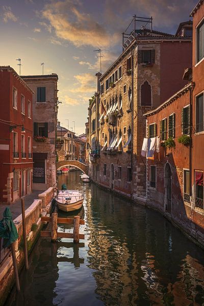 Ciel rouge sur un canal à Venise par Stefano Orazzini