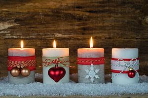 Advent und Weihnachten brennende Kerzen mit Dekoration auf Schnee von Alex Winter
