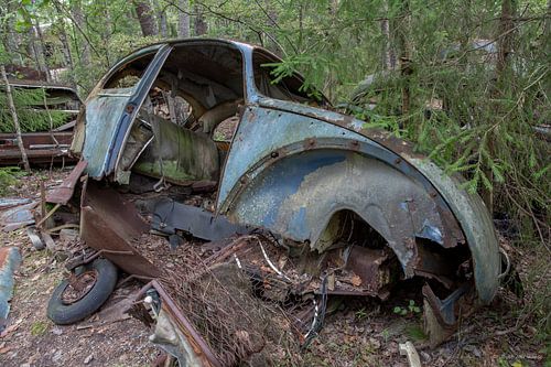 Auto kerkhof in bos in Ryd, Zweden