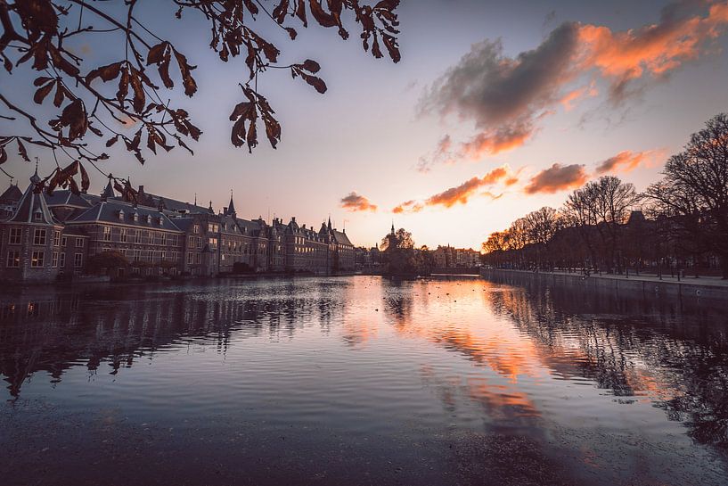 Zonsondergang aan de Hofvijver en het Binnenhof van Wouter Kouwenberg