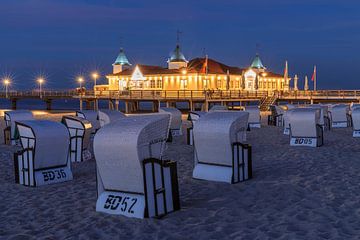 Pier op het strand van Ahlbeck op het blauwe uur van Markus Lange