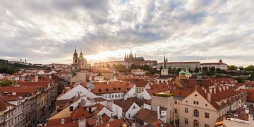 Kleine stad in Praag bij zonsondergang van Werner Dieterich