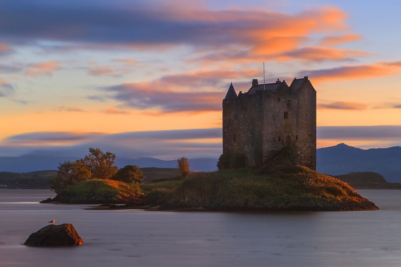 Zonsondergang bij Castle Stalker, Schotland van Henk Meijer Photography
